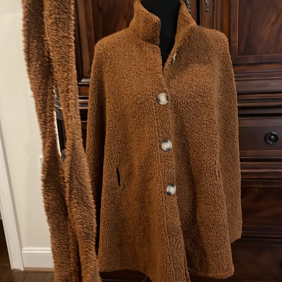 NWT- Vincent Camuto Amazingly Soft Camel Wrap/ removable belt /tortoise buttons - Picture 5 of 14